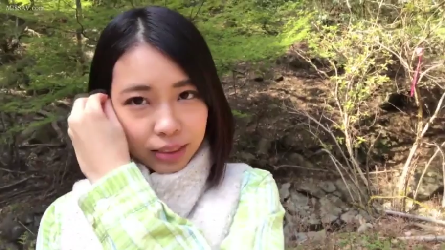 室内 · 坐姿 · 胸部特写 · 忧郁 · 灰色针织背心 · 披肩发 · 抚摸胸口