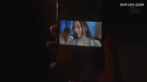 Indoor · Sitting Posture · Smile · 手机 · Phone screen · Asian women · 录像 · 卫衣