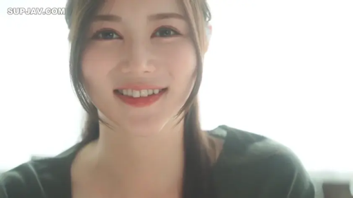 室内 · 脸部特写 · 黑色上衣 · 正对镜头