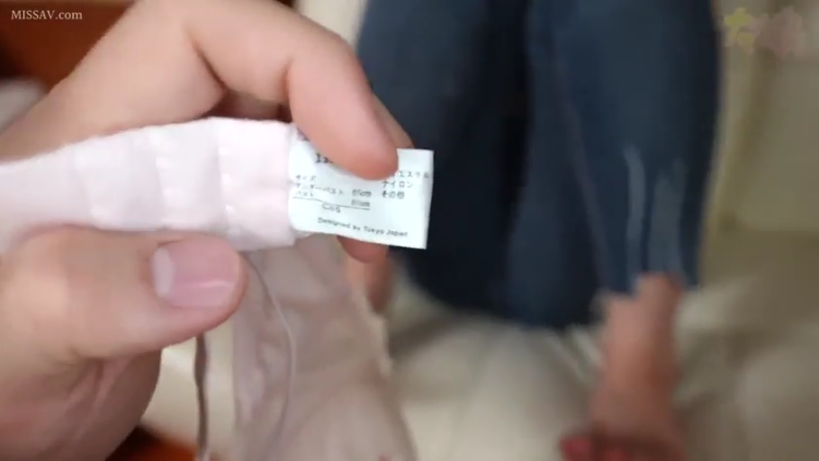 室内 · 自然 · 内衣 · 手持 · 展示物品 · 标签特写 · 衣服标签