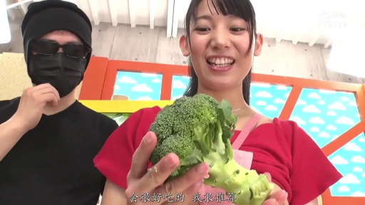 室内 · 站立 · 近景 · 笑容 · 黑衣面具 · 展示蔬菜 · 西兰花 · 幽默恶搞