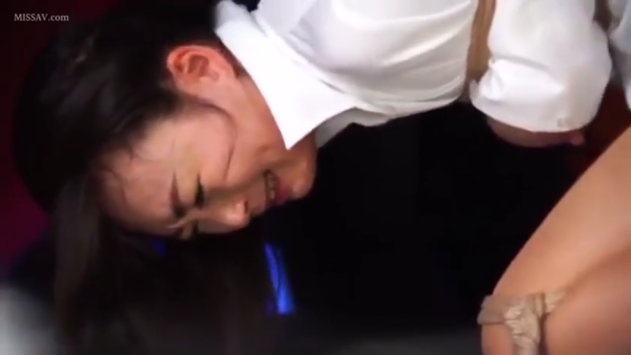 室内 · 露乳 · 脸部特写 · 白衬衫 · 捆绑 · 痛苦 · 绳索 · 屈身