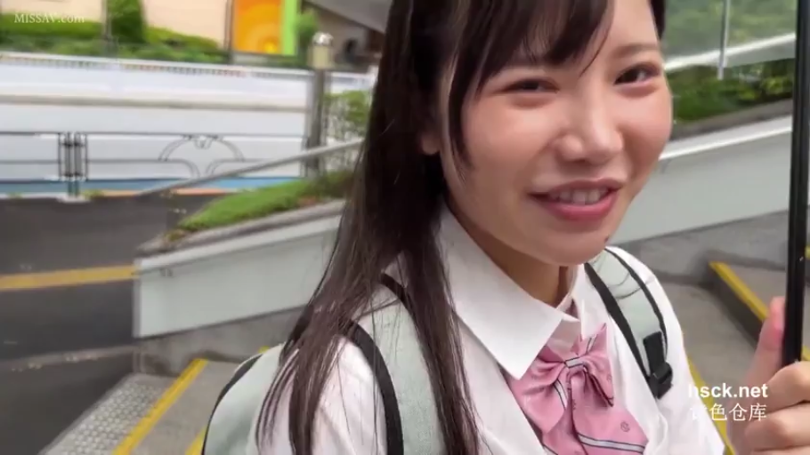 校服 · 脸部特写 · 站立 · 微笑 · 对视 · 户外 · 长发 · 书包