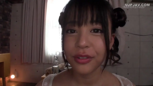 室内 · 微笑 · 面部特写 · 注视镜头 · 白色吊带 · 正面坐姿