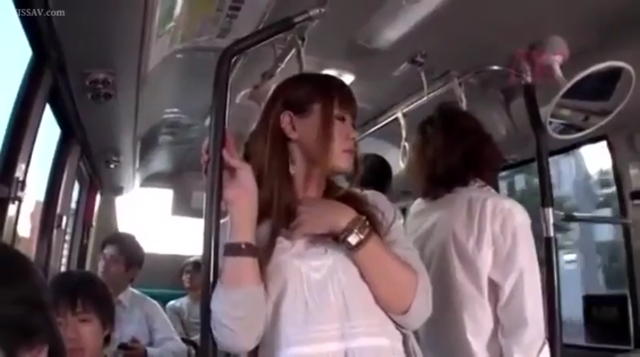 室内 · 微笑 · 跪姿 · 面部特写 · POV视角 · 注视镜头 · 黑色吊带