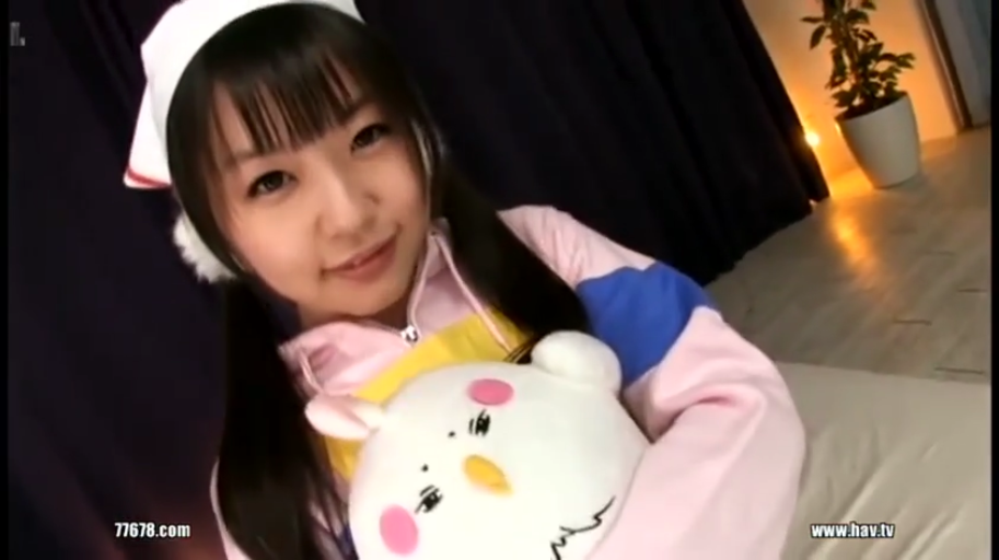 室内 · 坐姿 · 脸部特写 · 卫衣