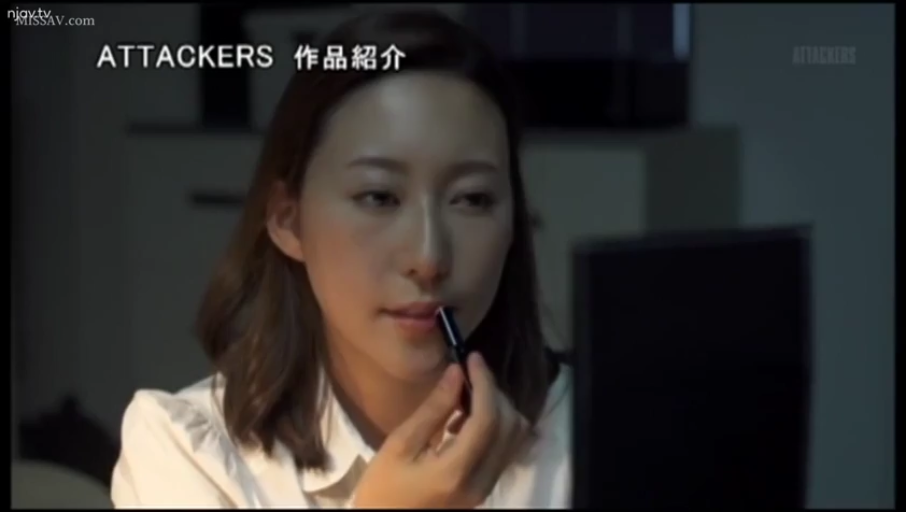 室內 · 坐姿 · 臉部特寫 · 平靜 · 白色襯衫 · OL · 口紅 · 涂口红