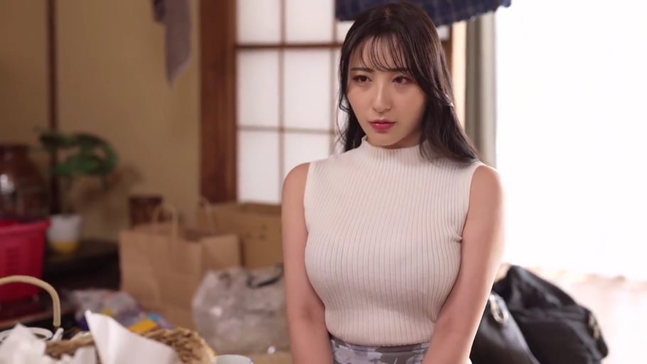 室内 · 坐姿 · 严肃 · 巨乳 · 凝视 · 上半身特写 · 白色无袖针织衫