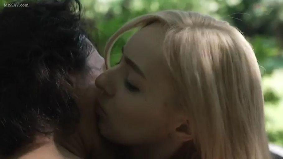 顔部のクローズアップ · 陶醉 · 抱擁 · 裸体 · 屋外 · 金髪 · 亲吻脖子