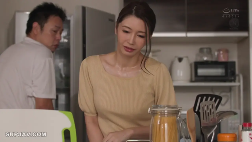 站立 · 半身 · 休闲装 · 交流 · 厨房 · 忧愁 · 厨具 · 人妻