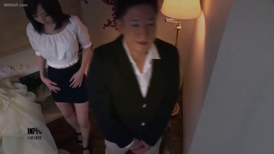 室内 · 严肃 · 中景 · 站姿 · 黑色短裙 · 互动