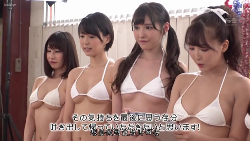 室内 · 站立 · 展示 · 微笑 · 多人 · 上半身 · 白色比基尼