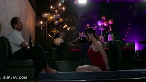 跪姿 · 远景 · 酒吧 · 红色吊带裙