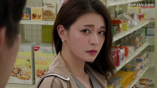 面部特写 · 货架 · 米色风衣 · 冷艳 · 购物 · 超市 · 站立回头