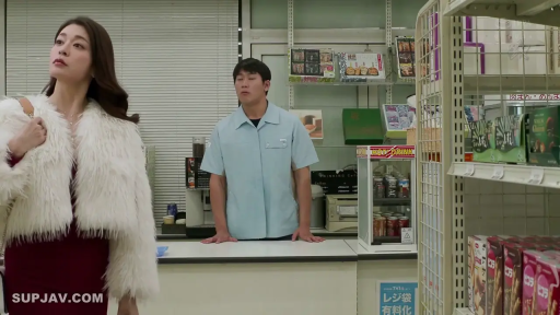 站立 · 中景 · 购物 · 白色皮草 · 便利店 · 货架 · 冷漠