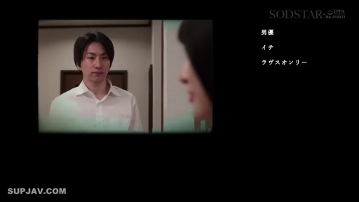 室内 · 严肃 · 站立 · 白色衬衫 · 半身特写 · 剧情 · 注视