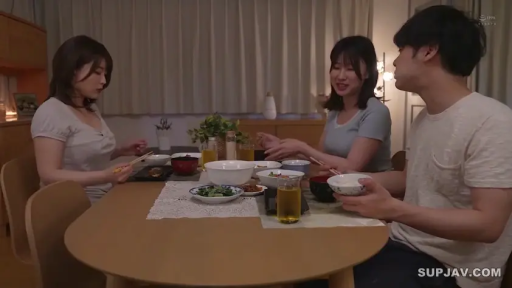 坐姿 · 中景 · 自然 · 餐厅 · 居家服 · 用餐 · 餐具 · 三人