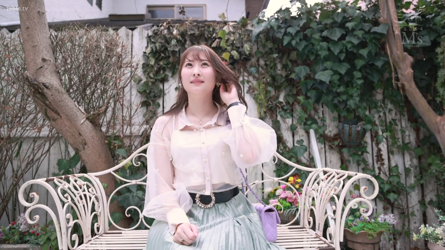 坐姿 · 中景 · 微笑 · 客厅 · 休闲装 · 茶杯 · 日常 · 喝茶