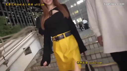 室内 · 眼镜 · 微笑 · 面部特写 · 职业装 · 制服 · 注视 · 卧姿