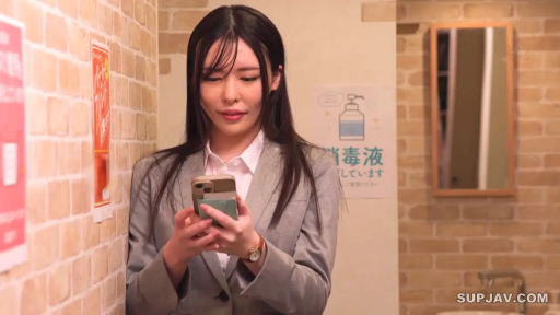 平靜 · 灰色職業套裝 · 手表 · 上半身特寫 · 室內走廊 · 靠墙站立 · 操作手机 · OL职场风