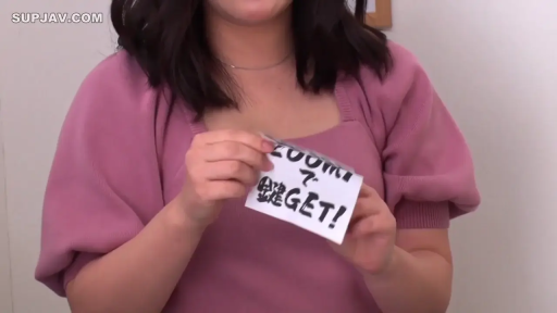 室内 · 站立 · 自然 · 粉色上衣 · 半身中景 · 纸条 · 展示纸条