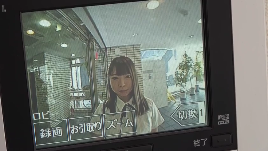 校服 · 站立 · 平静 · 注视 · 监控器 · 门口 · 窥视视角 · 监控画面