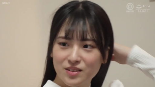 室内 · 顔部のクローズアップ · 白い上着