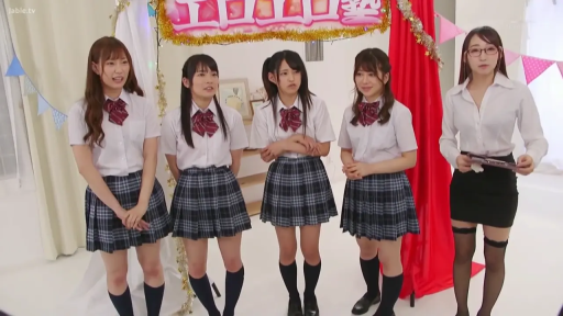 站立 · 微笑 · 互动 · 背景板 · 室内布景 · 校服百褶裙 · 中景多人 · 制服主题