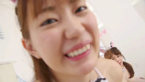 室内 · 俯身 · 脸部特写 · 微笑 · 互动 · 头饰 · 虚化背景 · 奶牛装