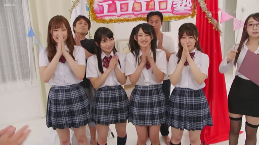 校服 · 站立 · 全景 · 多人 · 摄影棚 · 开心 · 鼓掌 · 装饰物