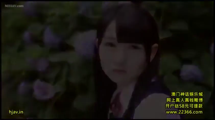 忧郁 · 站姿 · 面部特写 · 学生制服 · 凝视 · 户外 · 长发