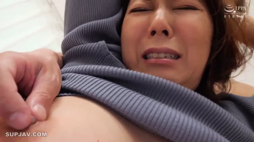 室内 · 仰卧 · 面部特写 · 针织衫 · 痛苦 · 熟女 · 揉捏乳头