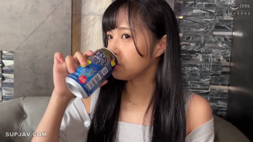 坐姿 · 脸部 · 乖巧 · 客厅 · 饮料罐 · 黑长直 · 喝饮料 · 灰色露肩针织衫