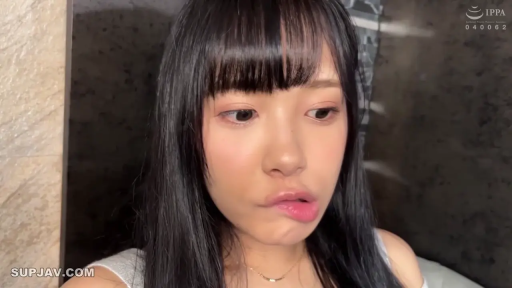 委屈 · 脸部特写 · 浴室 · 项链 · 歪头 · 吊带衫 · 齐刘海 · 噘嘴