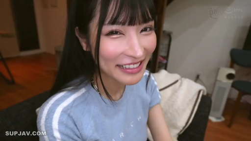 室内 · 坐姿 · 脸部 · 微笑 · 面对镜头 · 长发 · 蓝色T恤