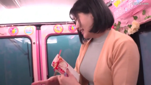 中景 · 微笑 · 侧身站立 · 信封 · 灰色紧身内搭 · 粉色装饰车厢 · 展示信封