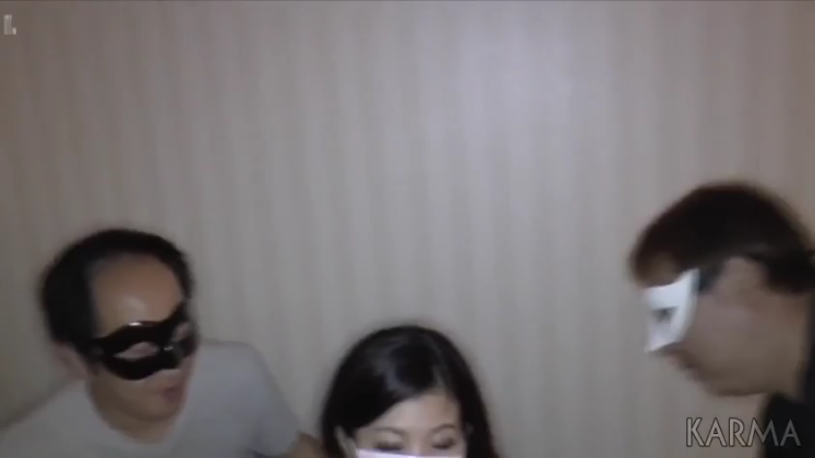 室内 · 中景 · 便服 · 多人 · 好奇 · 互动 · 面具 · 围坐