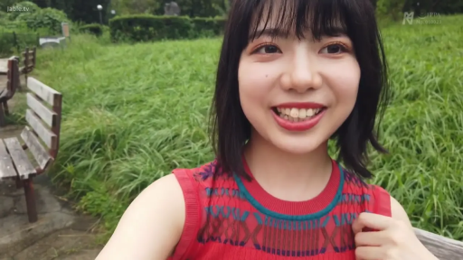 面部特写 · 正面 · 户外公园 · 红色无袖上衣