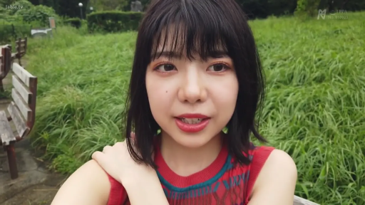 微笑 · 面部特写 · POV视角 · 户外草地 · 正对镜头 · 红色针织背心 · 眼神交流 · 公园长椅