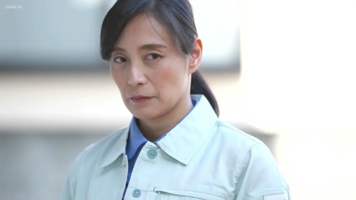 站立 · 微笑 · 阳光 · 晾衣架 · 户外天台 · 蓝色工装 · 晾晒衣物