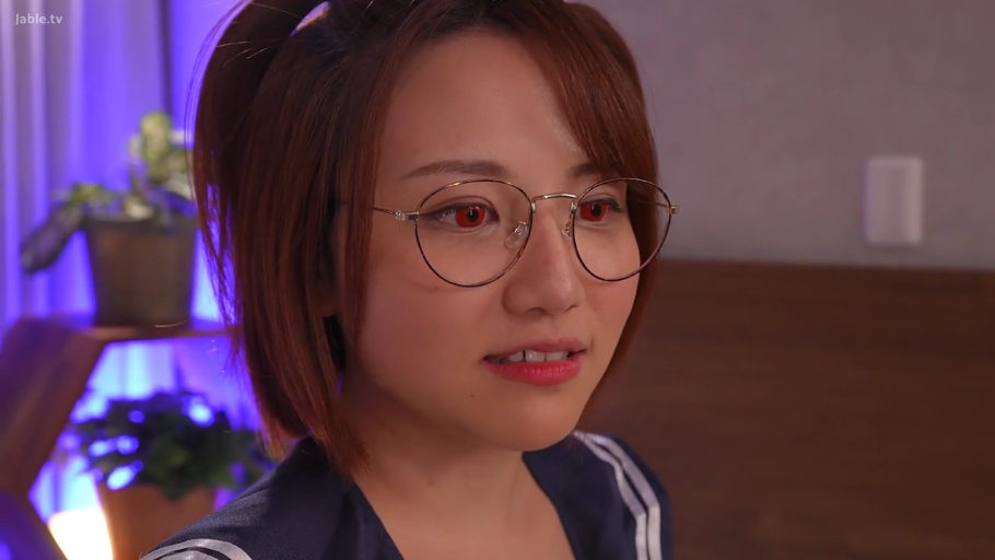 室内 · 眼镜 · 脸部特写 · 微笑 · 注视 · 水手服 · 短发 · 正面