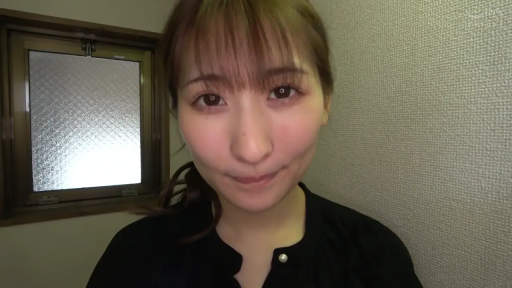 室内 · 脸部 · 微笑 · 居家 · 注视 · 正面 · 黑色上衣