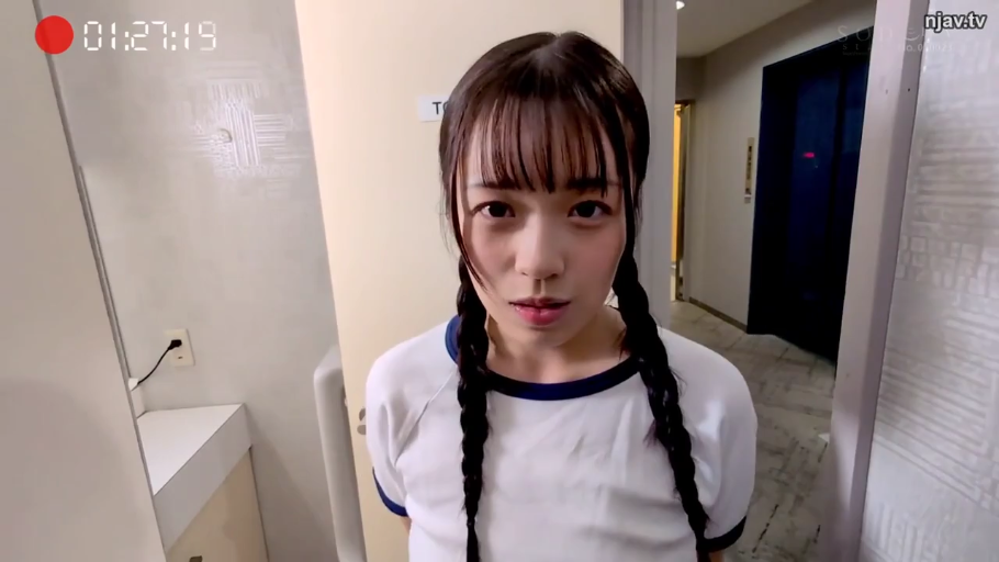 室内 · 严肃 · 脸部特写 · 站姿 · 面对镜头 · 第一人称视角 · 体操服