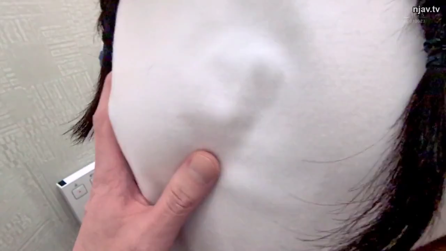 室内 · 俯身 · 脸部特写 · 凝视 · 认真 · 体操服 · 麻花辫