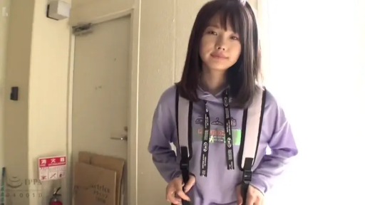 跪坐 · 专注 · 卧室 · 床铺 · 躯干 · 手交 · 粉色文胸 · 软调光