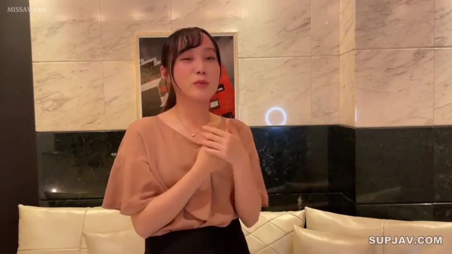 全裸 · 微笑 · 客厅 · 项链 · 乳房 · 金发 · 开腿坐 · 看向镜头