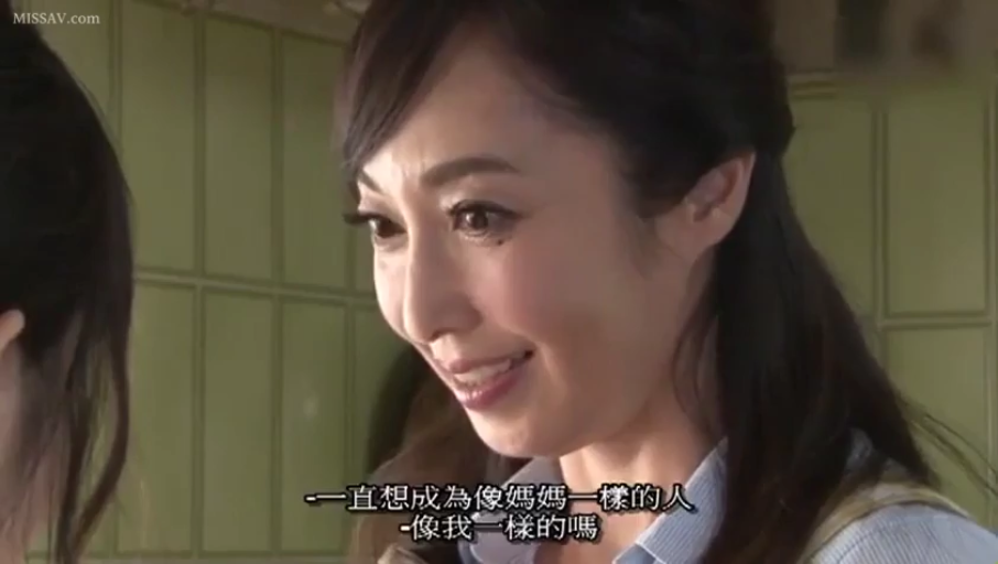 揉乳 · 多人 · 趴卧 · 更衣室 · 储物柜 · 隐忍 · 上半身特写 · 内衣