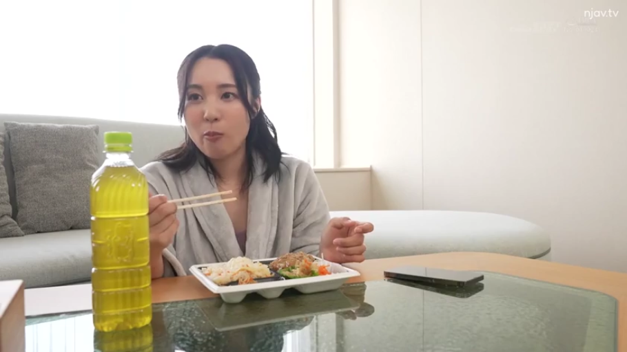 黑色内裤 · 抚摸 · 仰卧抬腿 · 欢愉 · 俯拍全景 · 黑色垫子 · 高对比度 · 黑色背景室内
