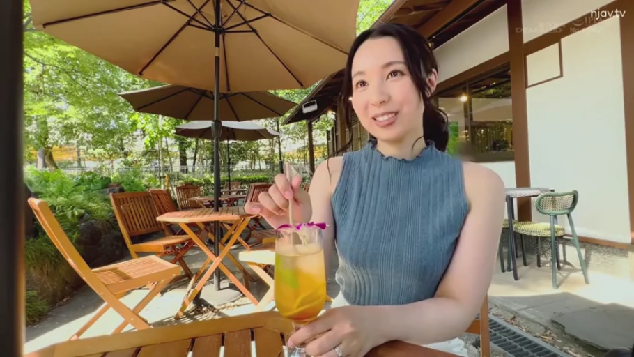 坐姿 · 微笑 · 半身 · 生活照 · 持杯 · 饮料 · 蓝色无袖衫 · 户外餐厅