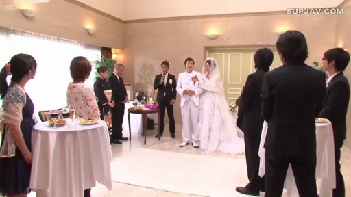 室内 · 站立 · 远景 · 婚纱 · 麦克风 · 庄重 · 婚礼现场 · 宣誓